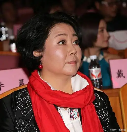 郑晓宁与萨日娜从发小到银幕情侣49岁再婚圈外妻子幸福美满