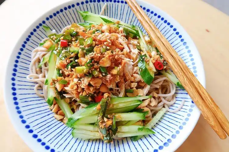 立夏过后,最适合做这样一碗凉面条,爽滑又劲道,大人孩子都爱吃