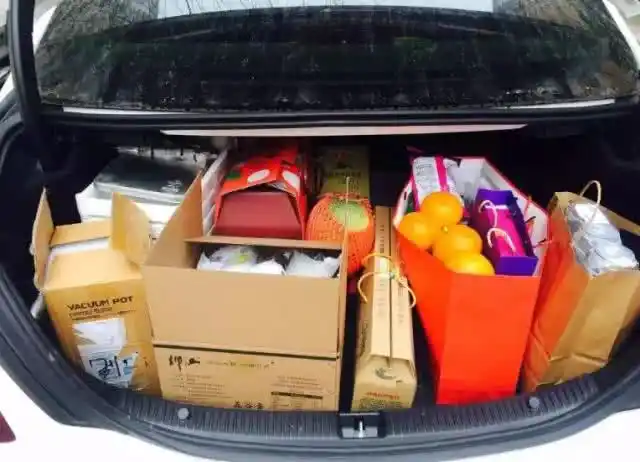 面包车后备箱拉水果蔬菜被罚,车主无奈:这后备箱能干啥用?