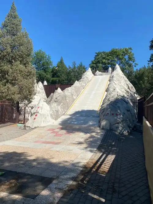 74快乐雪山滑梯陶然亭公园