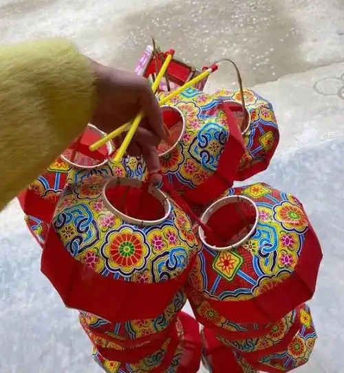 小伙伴们还记得小时候纸糊的灯笼么