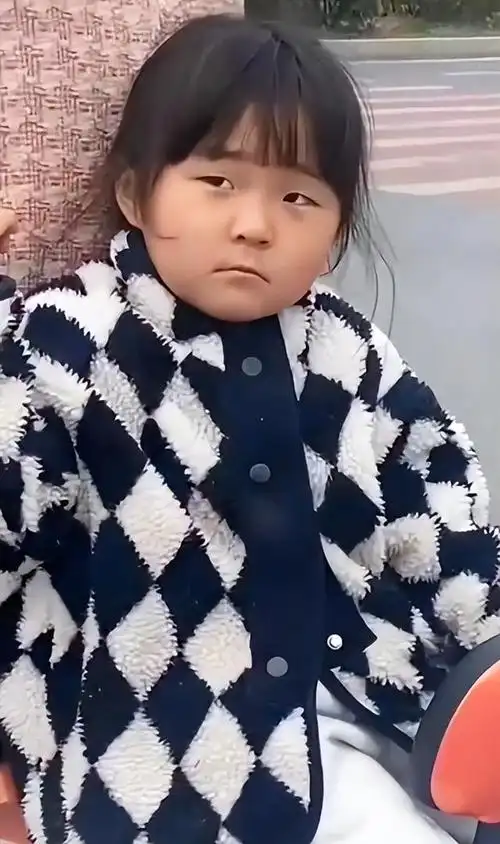 郝劭文和女孩合拍《乌龙院》,网友:这是私生女?