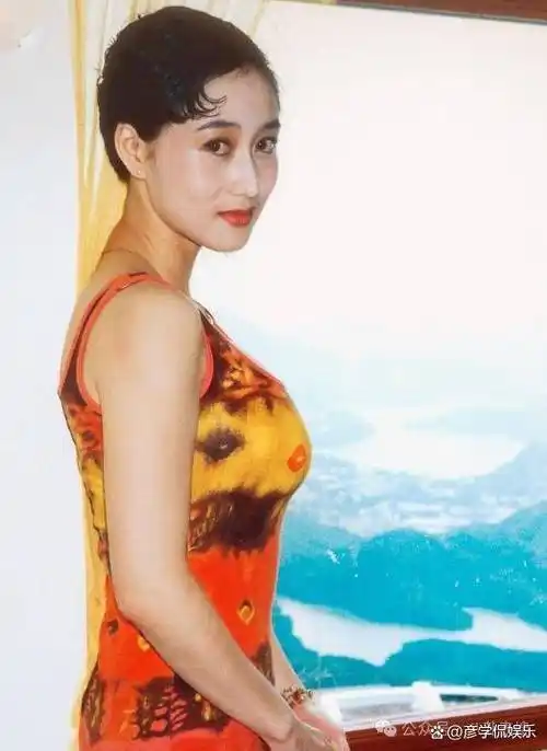 62岁的利智照片曝光,美貌不再!陪同李连杰和小女儿虔诚礼佛