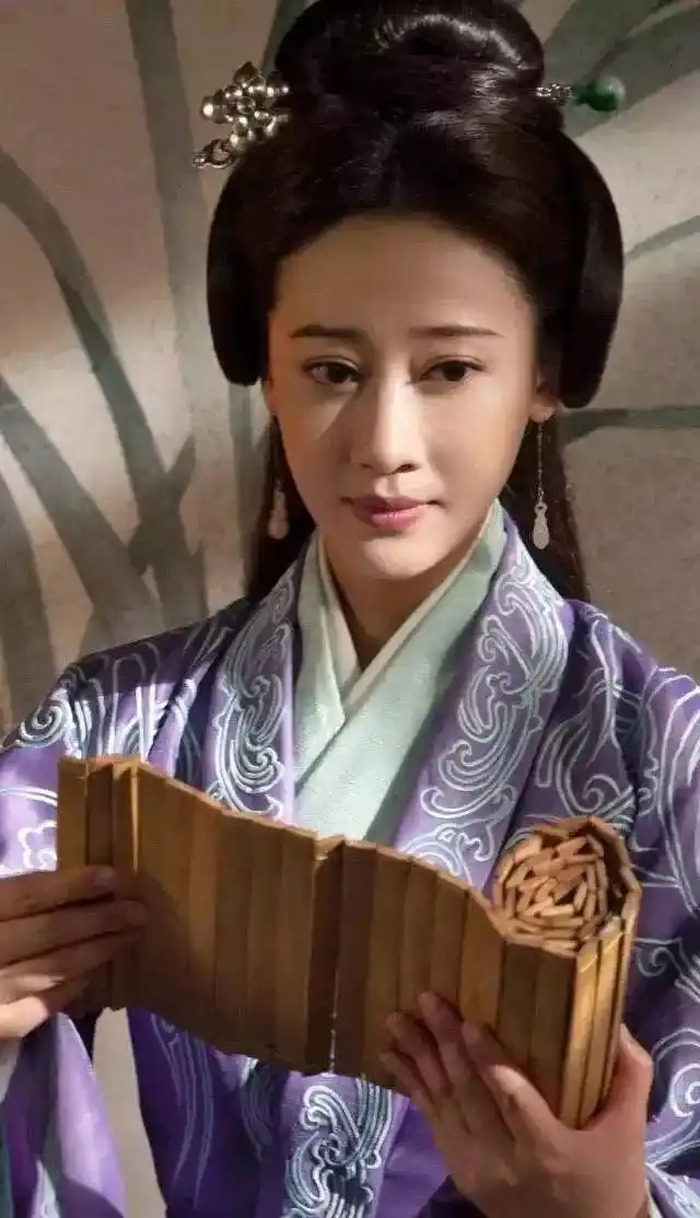 (该图为电视剧《书圣王羲之》中卫夫人形象)在我们的生活中,充斥着真