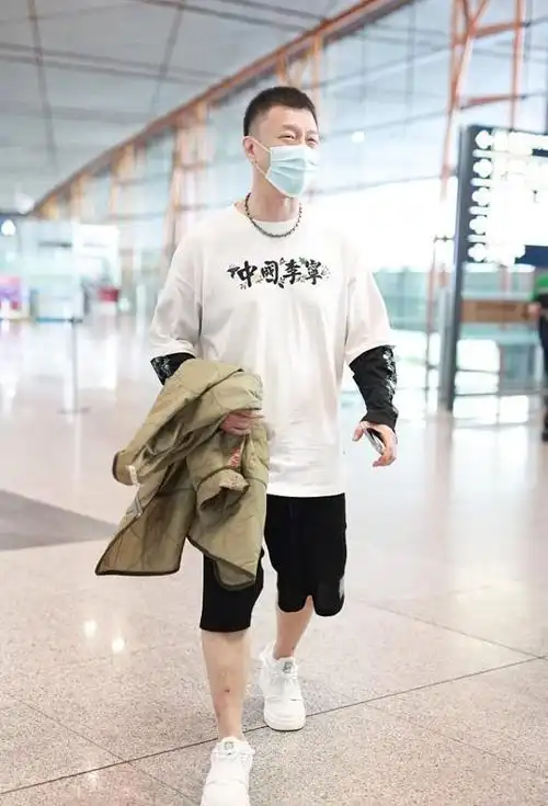 "叔圈颜王"孙红雷高调支持国货,但也不忘保暖养生,简单却干练|西装