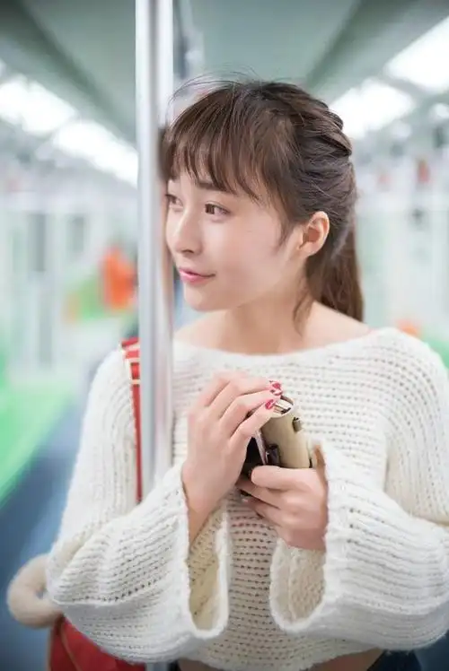 清纯少女地铁俏皮甜美秀丽优雅唯美写真