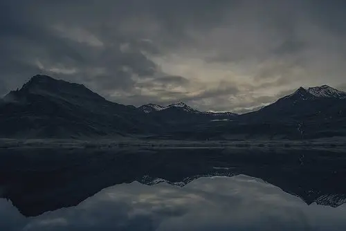 暗色调中的诗意风光