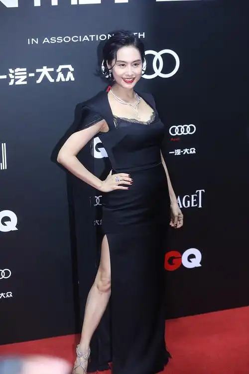 朱茵穿黑色流苏长裙秀玲珑曲线 状态超好颜值能打