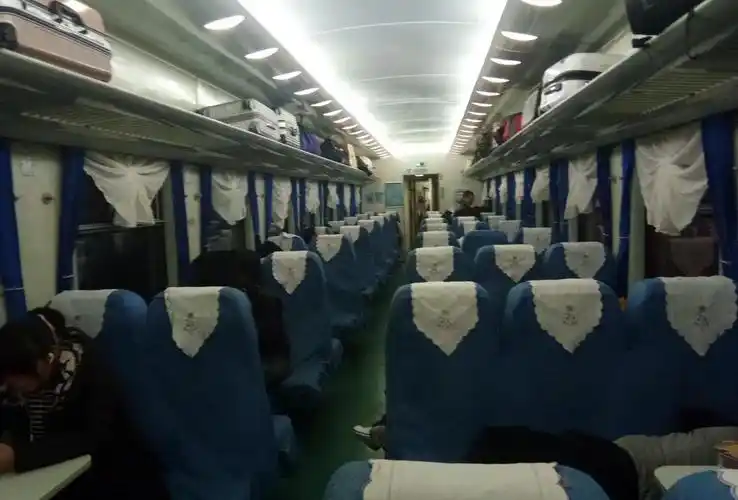 当天晚上20:30分许,一家人坐上火车.