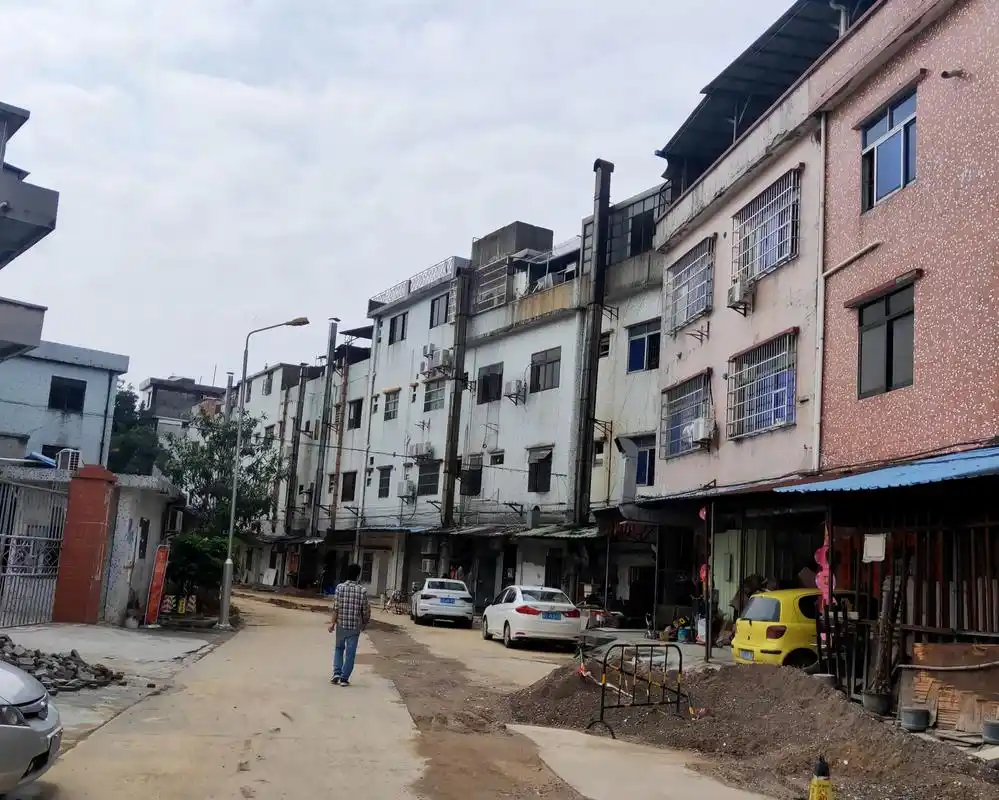 实拍东莞某城中村,300块钱单间随便挑,但是租两天后他却回来了