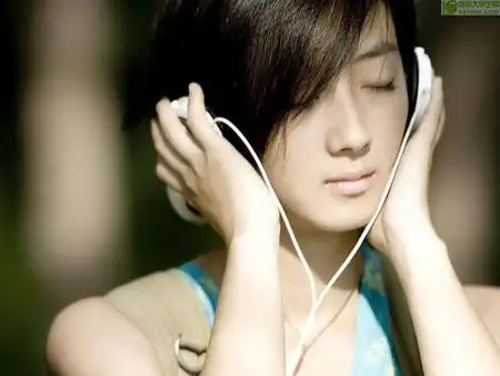 22 2011-03-13 在图片1一个女孩在看书但是,在图片2她却在听音乐(翻译