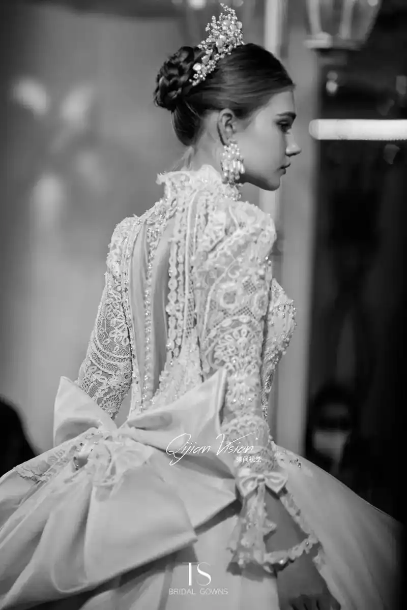盘锦ts婚纱|秀场高定07.浓郁的复古浪漫,像是跨越时空而来 - 抖音