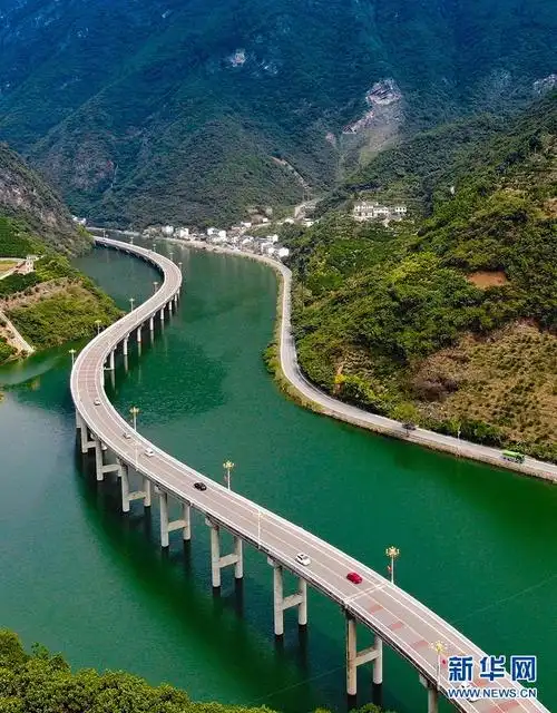 【"飞阅"中国】航拍兴山峡谷水上公路:"路景相融"如画廊-新华网