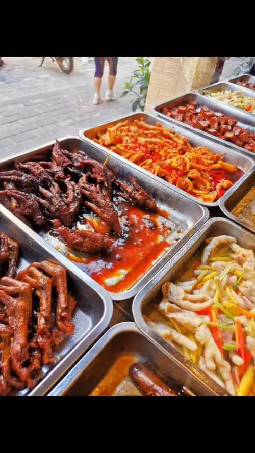 手工亲自卤制,卤菜出摊中