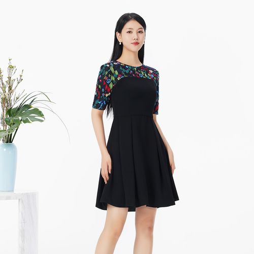 sussi/古色黑色上节拼刺绣花圆领中袖小圆台摆连衣裙