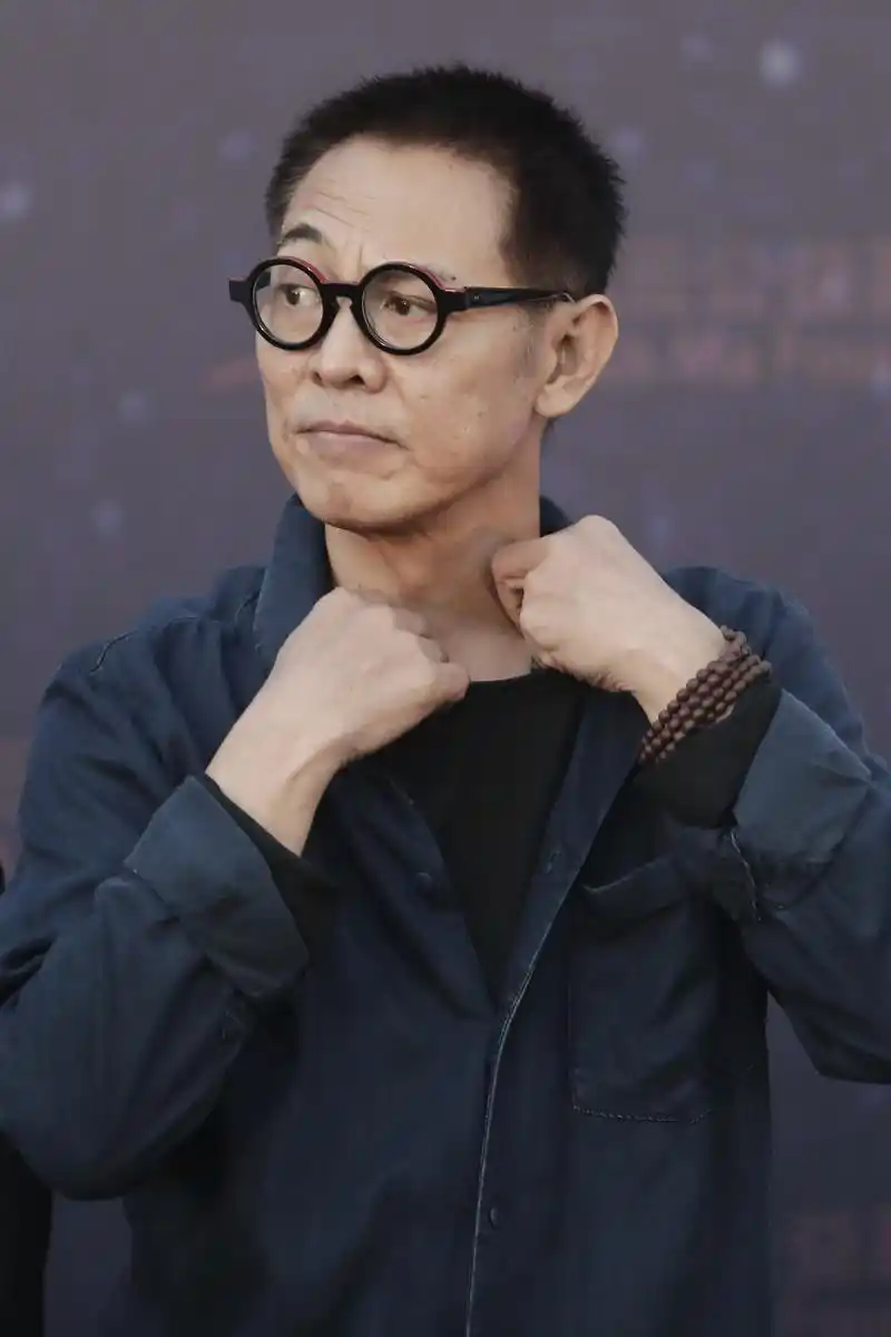 55岁李连杰近照头发乌黑像小伙,吓到网友:返老还童了