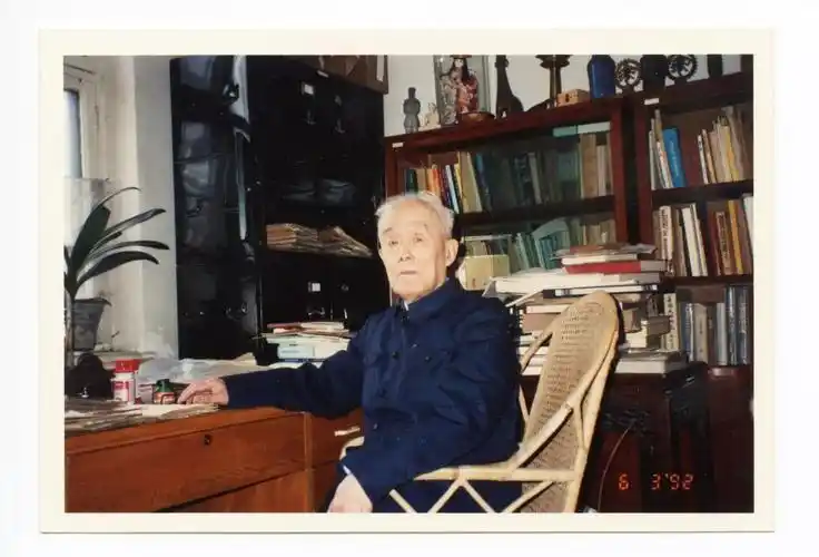 它便是一代大师季羡林先生的书斋而藏在曾经的朗润园十三公寓102室它