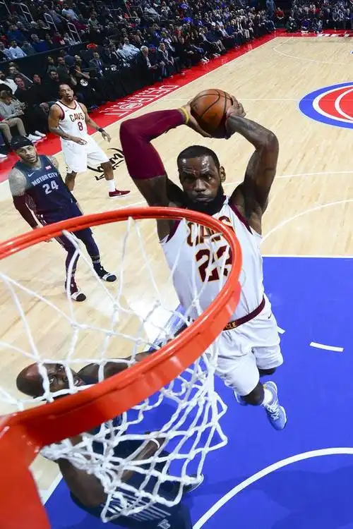 组图骑士负活塞詹姆斯双手暴扣小托马斯突破