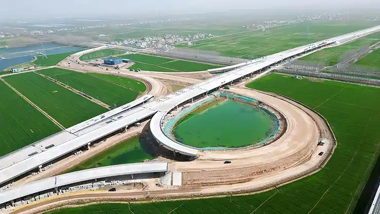 图为建设中的滨淮高速公路盐城段项目.