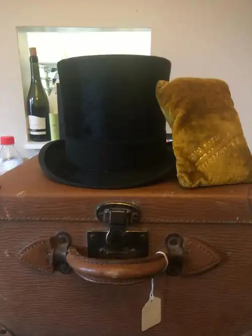 一个海狸皮礼帽旅行套装