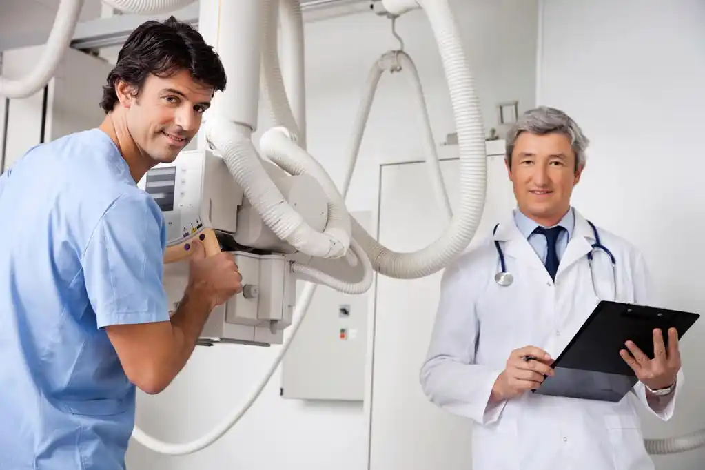 技术员和放射科医生在诊所