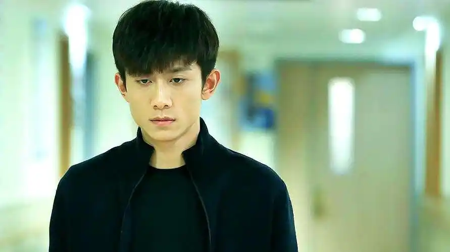 张一山绿洲营业 晒自拍照迎周一寸头出镜帅气十足