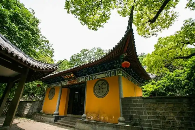 flying clouds over jade emperor hill