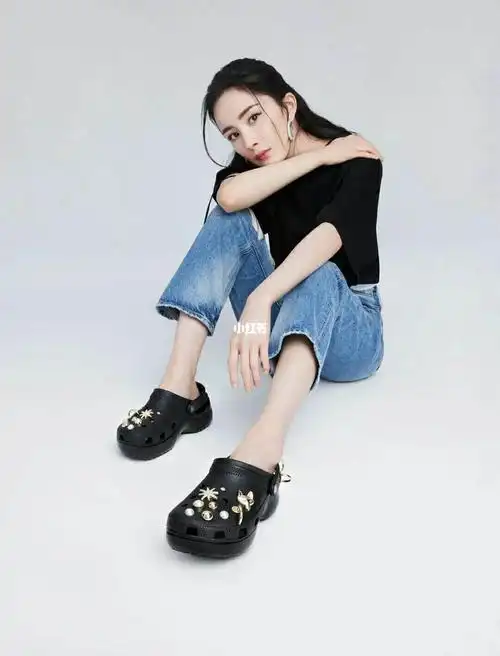 大幂幂也爱的洞洞鞋也太适合雨季通勤了吧