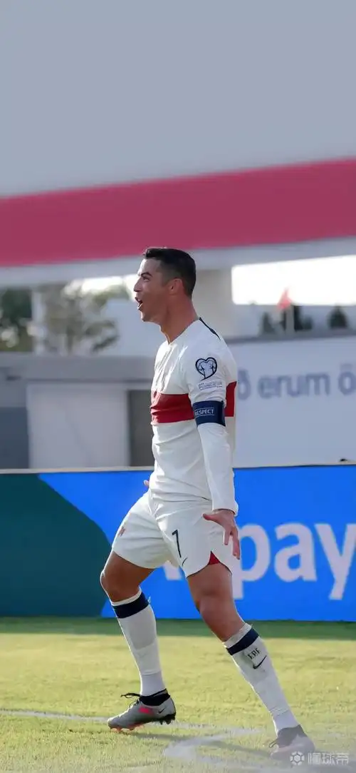 c罗壁纸恭喜c罗国家队出场第200场[滑跪][就.