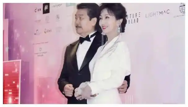 70岁赵雅芝与丈夫亮相活动冻龄优雅港姐同框风采绝伦