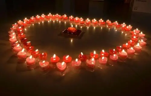 小伙摆心形蜡烛求爱被女主角打破眼眶(图)