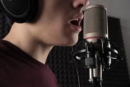 照片边一张男性嘴唇的特写照片, 在柜台上的麦克风边唱歌.