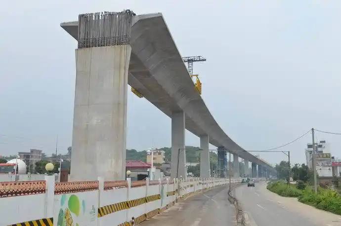 4%,由(37 36 36)m和3*38m跨度连续刚构预制节段拼装桥梁组成,桥墩平均