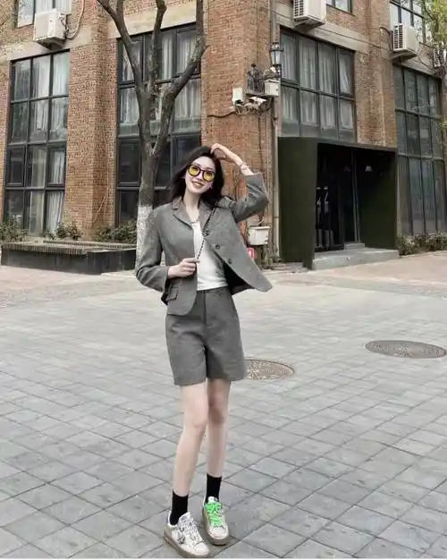 原创西装短裤套装配什么鞋子好看西装短裤套装怎样搭配图片