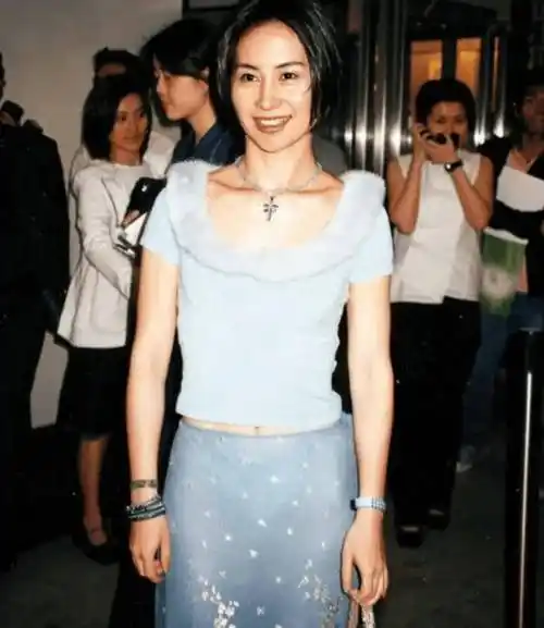 年轻时的何超琼其实也并不是一个活泼的姑娘,因为出身原因,母亲当年是