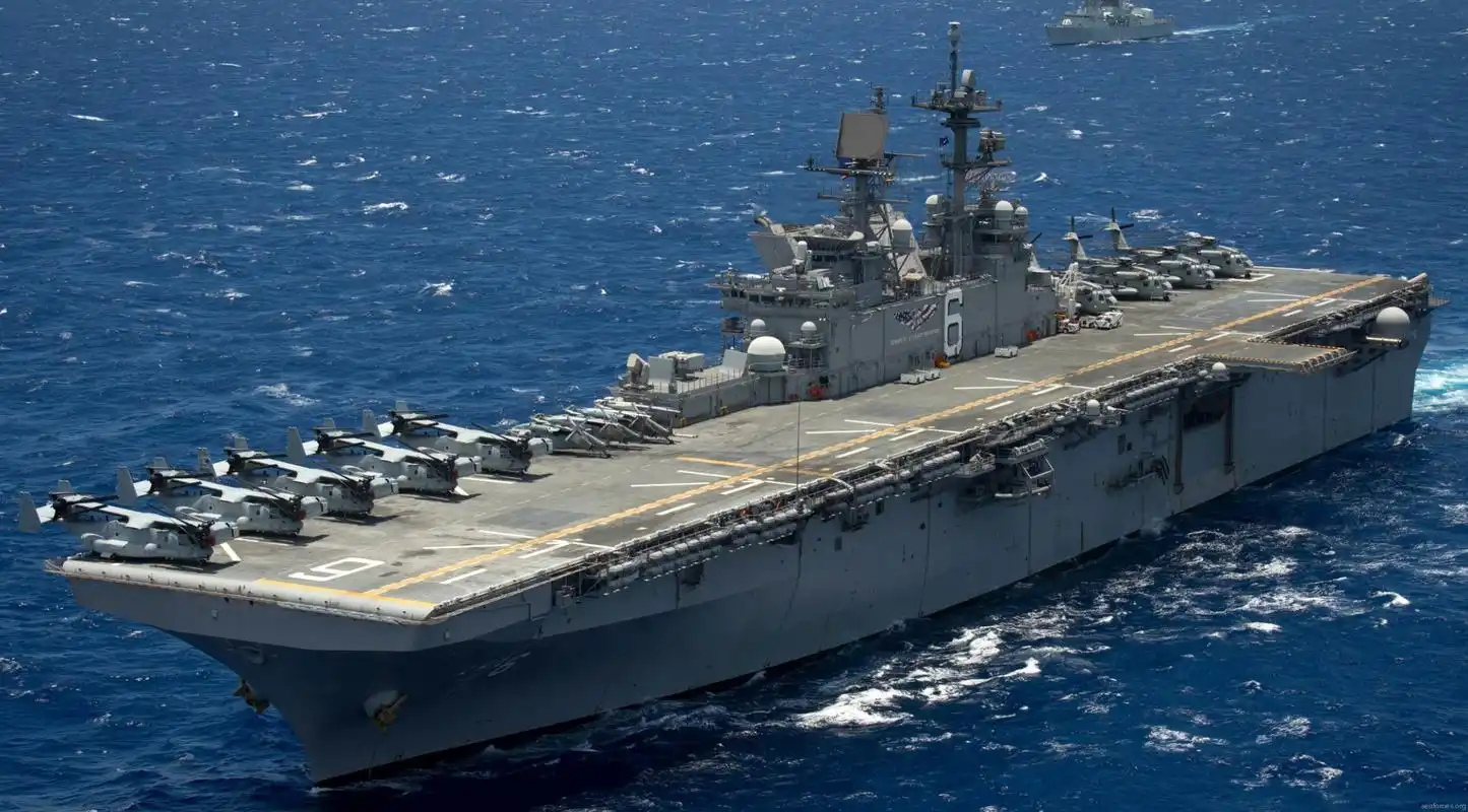 "美国"号两栖攻击舰是美国海军新一代两栖攻击舰,是第四艘以"美国"为