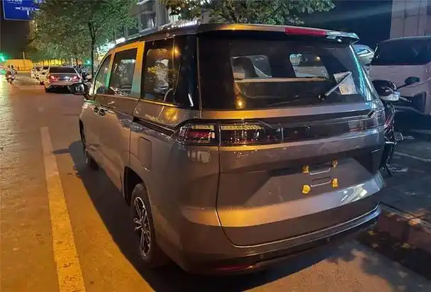 的柳州五菱也将推出一款mpv车型,不同于上汽通用五菱,新车采用了全