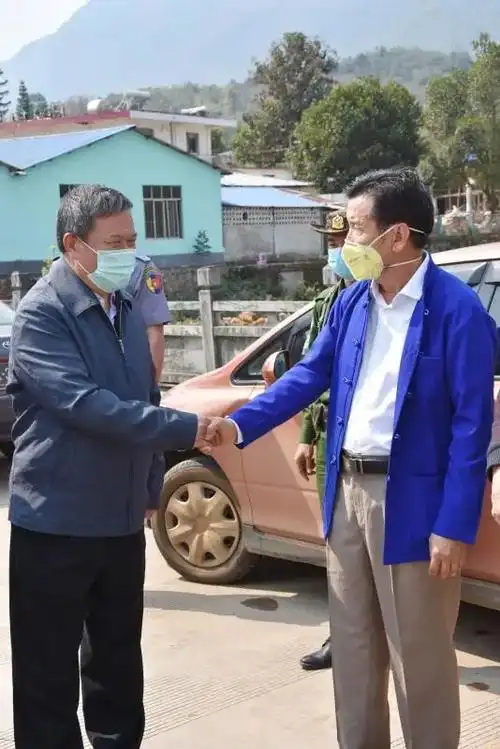 近日,缅甸果敢自治区领导委员会捐赠我校20000只防护口罩,双方在南伞