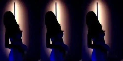 霓虹色的灯光,若隐若现,外加舞蹈区常用的那棵"棍子",一时间众多水友