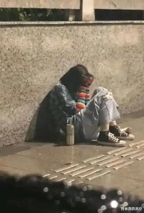 看见在桥边蹲了一位姑娘,她双手抱头失声痛哭,感觉很难过的样子,这个