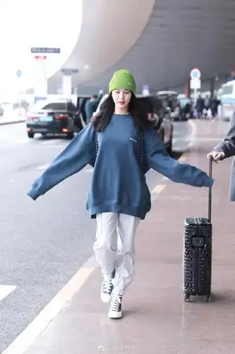 宽松雾霾蓝卫衣搭配白色阔腿束脚裤,引领秋冬休闲新时尚