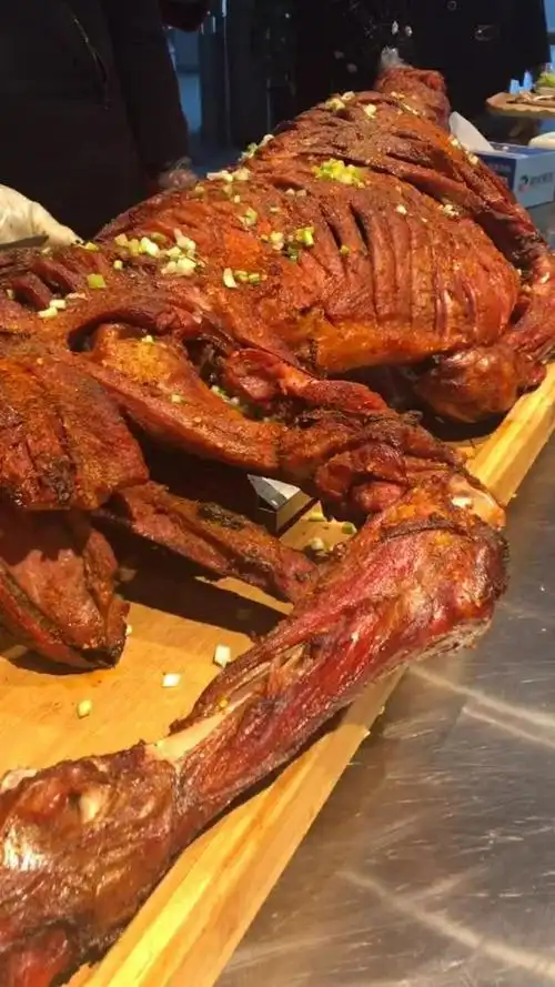 这烤全牛吃起来就是香,不信你尝尝