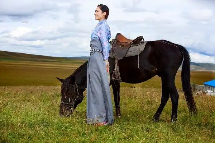 你一定会收藏的8个方法告诉你在草原上怎么拍照好看