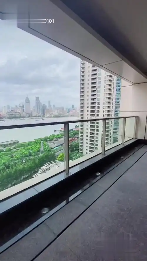 汤臣一品阳台护栏14米高于一般人心脏部位,降低了恐惧心理,扶手特别宽