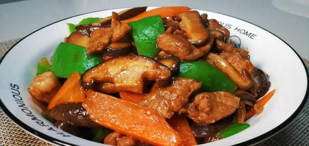 香菇炒肉是一道再简单不过的家常菜,这道菜荤素搭配有营养,主要以香菇