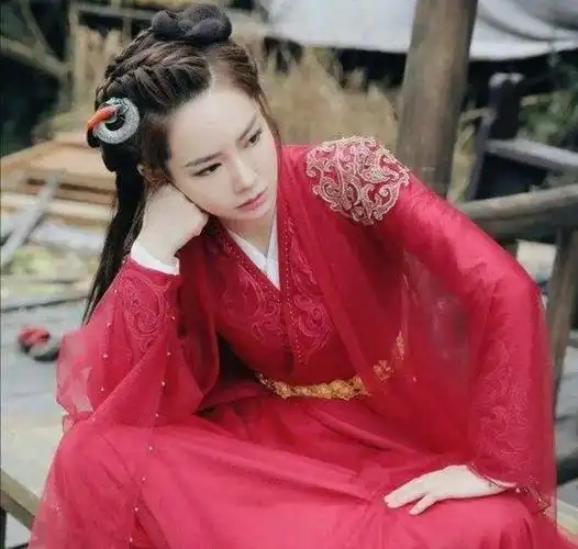 戚薇主演《新龙门客栈》,剧照一经公布,网友们就纷纷跪倒