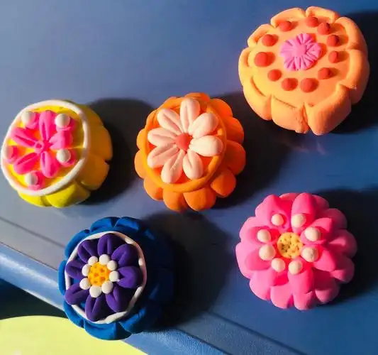 小朋友们用粘土动手制作"月饼"庆祝中秋佳节.