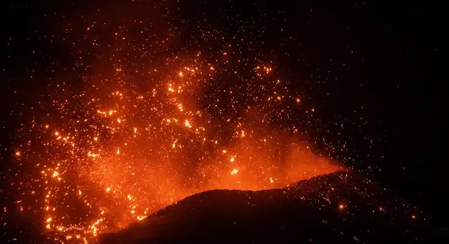 意大利埃特纳火山再次喷发 岩浆四溅