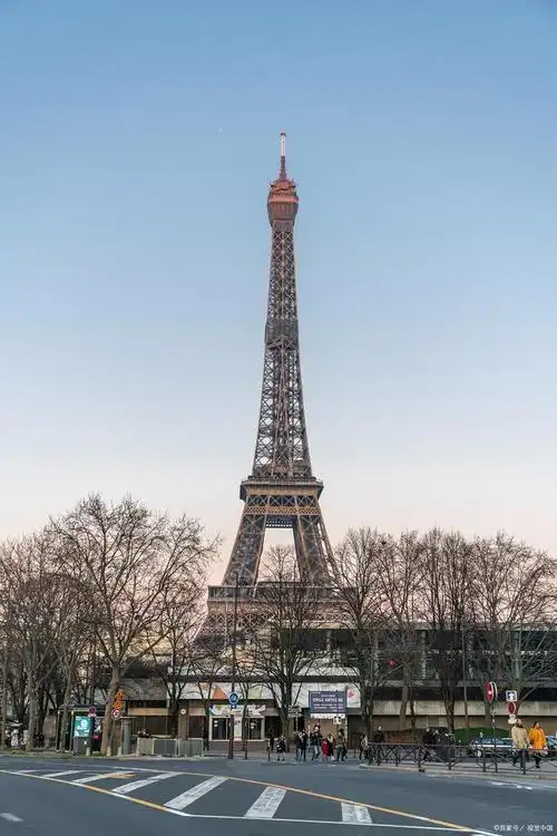 "探寻埃菲尔铁塔的文化,社会和经济背景"