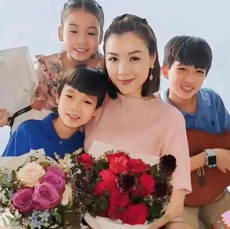 陈豪和家人朋友一起帮陈茵媺庆生#陈豪 #陈茵薇 #生日快乐 - 抖音